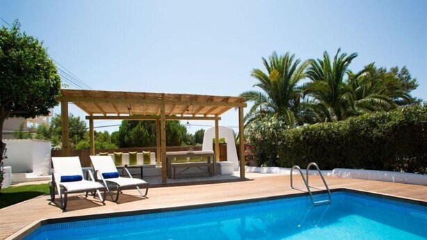 A swimming pool with lounge chairs and a pergola. - Cabau S Argamassa Villas (Santa Eulalia del Rio)