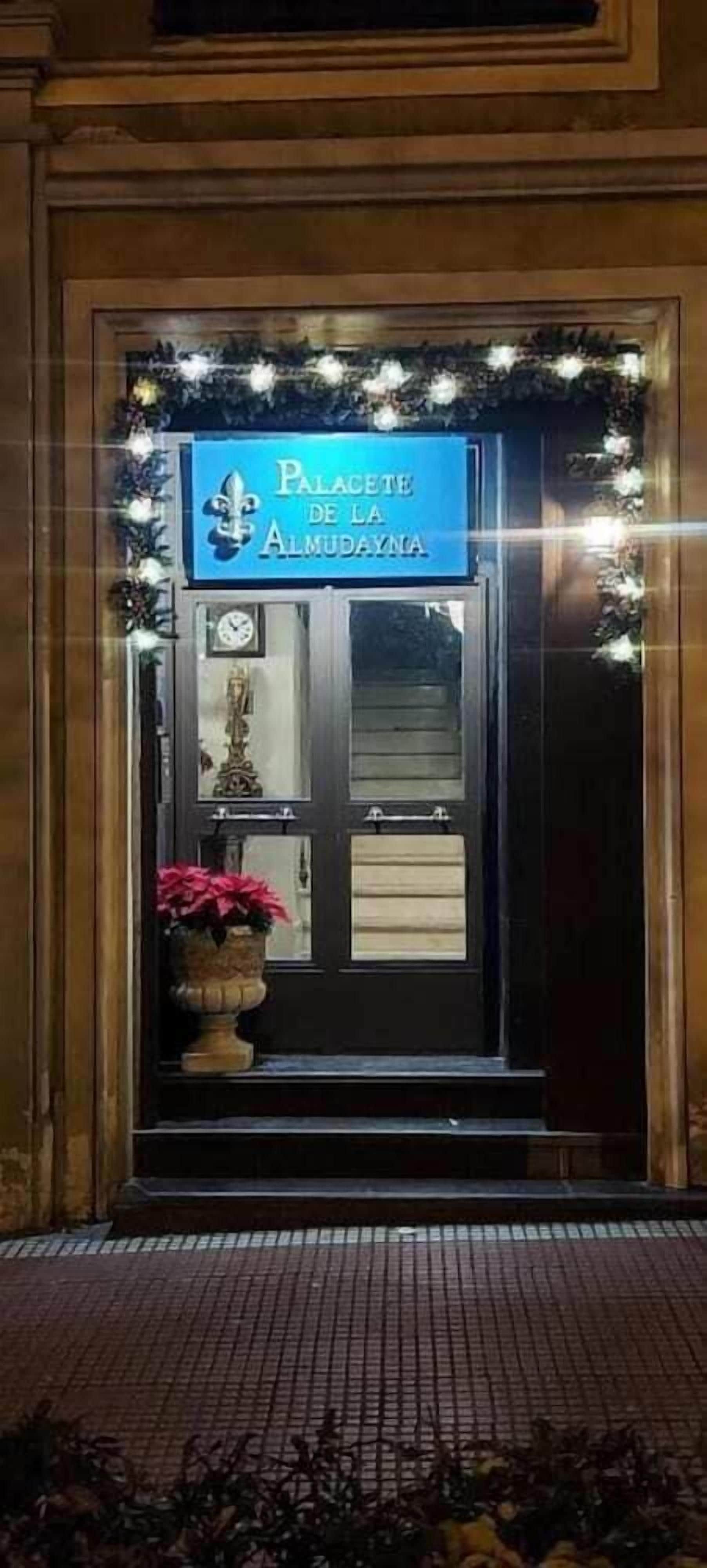 تفاصيل الفندق من الخارج