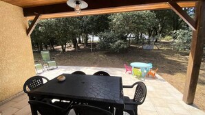 Outdoor dining - 149 - Elegant House Tastefully Renovated and its Green Park (Soulac-sur-Mer)