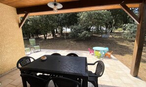 Outdoor dining - 149 - Elegant House Tastefully Renovated and its Green Park (Soulac-sur-Mer)