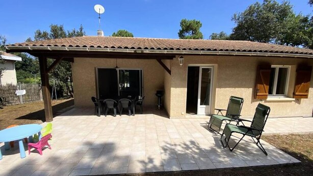 Outdoor dining - 149 - Elegant House Tastefully Renovated and its Green Park (Soulac-sur-Mer)