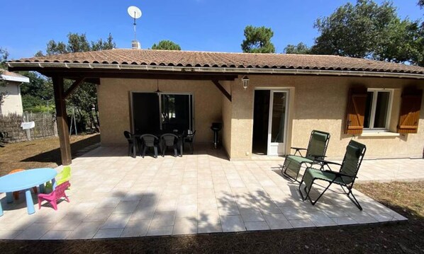 Outdoor dining - 149 - Elegant House Tastefully Renovated and its Green Park (Soulac-sur-Mer)