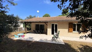 Outdoor dining - 149 - Elegant House Tastefully Renovated and its Green Park (Soulac-sur-Mer)