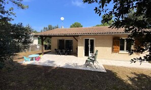 Outdoor dining - 149 - Elegant House Tastefully Renovated and its Green Park (Soulac-sur-Mer)