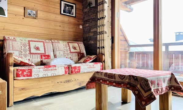 Living area - Apartments for 6 People (Huez)