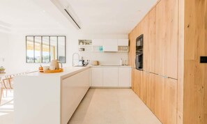 Fridge, microwave, oven, dishwasher - Apartment in Cannes With Pool and Sea View (Cannes)