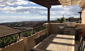 Outdoor dining - Apartment Near Benahavis With Sea Views (Benahavis)