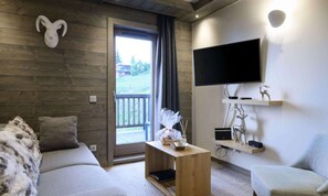 Living area - Courchevel Moriond - Sleeps 4 - Close to Slopes and Shops (Courchevel)