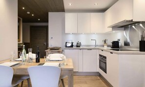 Fridge, oven, dishwasher, coffee/tea maker - Courchevel Moriond - Sleeps 4 - Close to Slopes and Shops (Courchevel)
