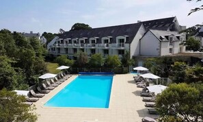 Outdoor pool, a heated pool - Apartment in Beg-meil Near Sandy Beach (Fouesnant)