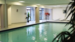 Outdoor pool, a heated pool - Apartment Near Pic du Midi Observatory (Bagnères-de-Bigorre)