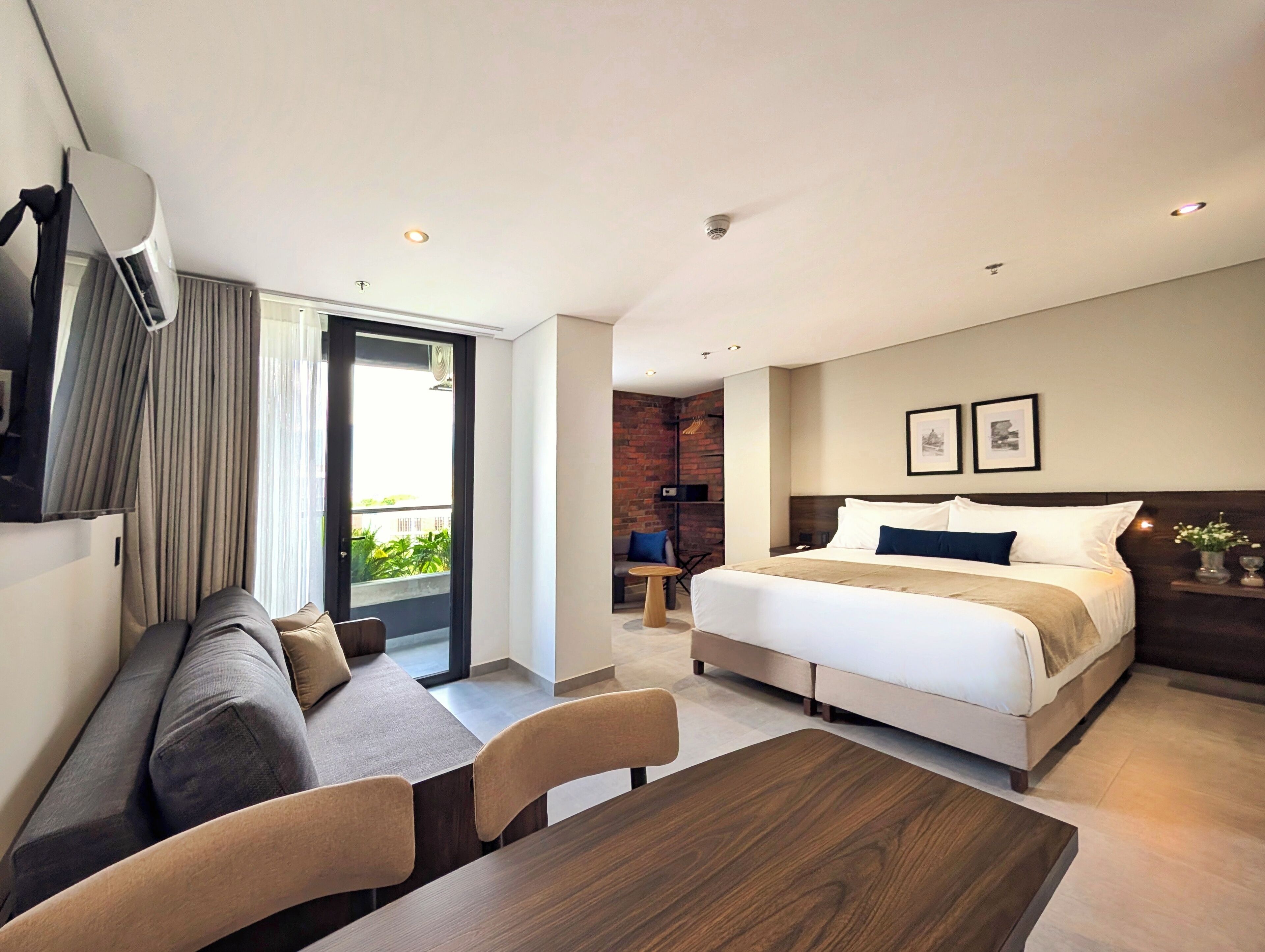 ห้องดีลักซ์สวีท, ระเบียง | ตู้นิรภัยในห้องพัก, โต๊ะทำงาน, ผ้าม่านกันแสง, เตารีด/โต๊ะรีดผ้า