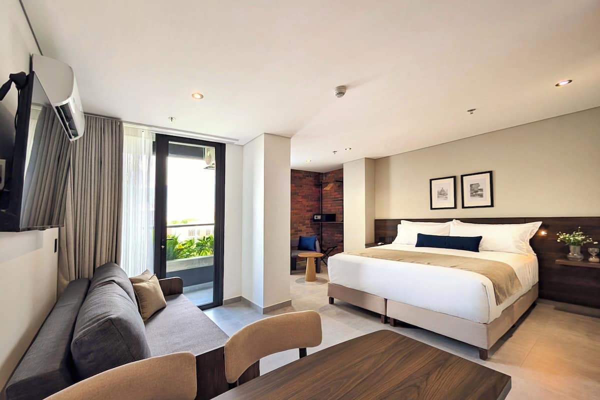 Suite Deluxe, balcón | Caja de seguridad en la habitación, escritorio y cortinas blackout