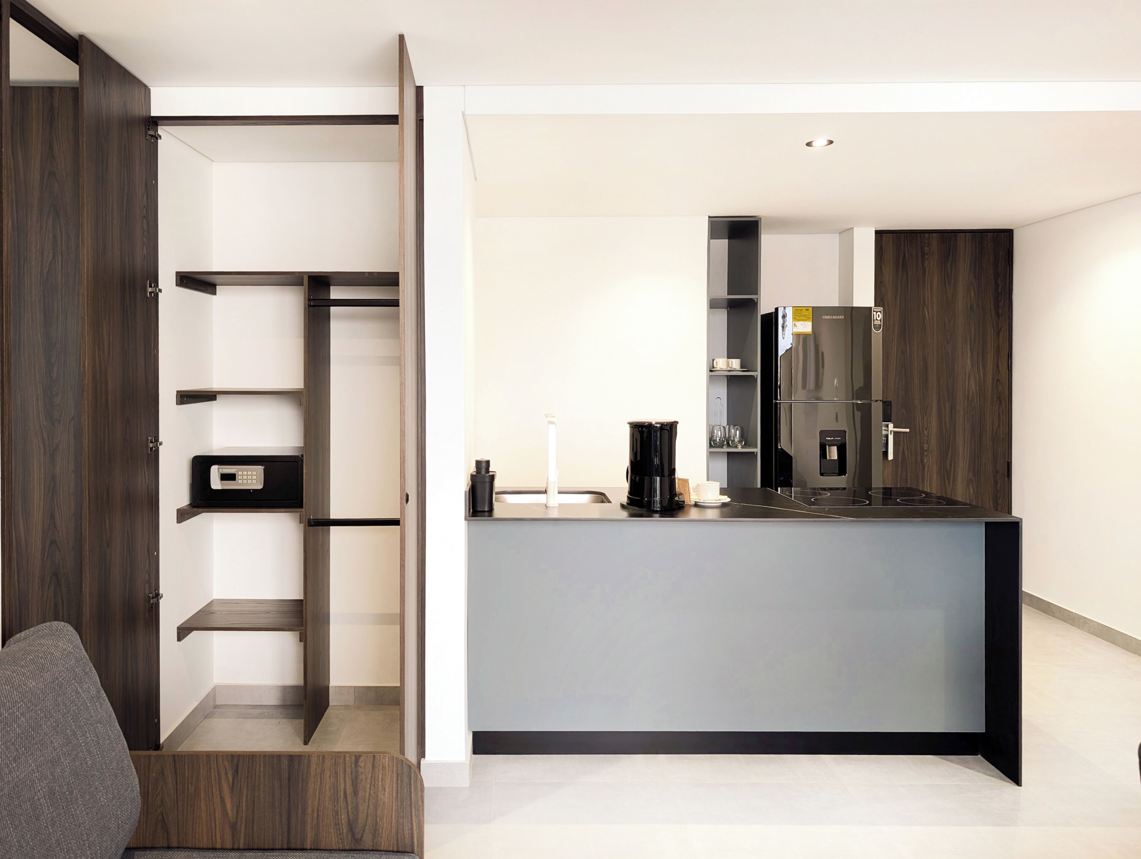 Frigobar, microondas, placa de cocina, utensilios de cocina