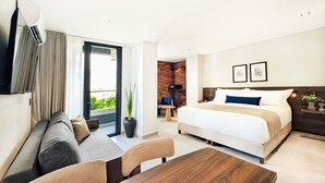 Phòng Suite Tiêu chuẩn, ban công | Bộ đồ giường cao cấp, chăn bông, két bảo mật tại phòng, bàn 