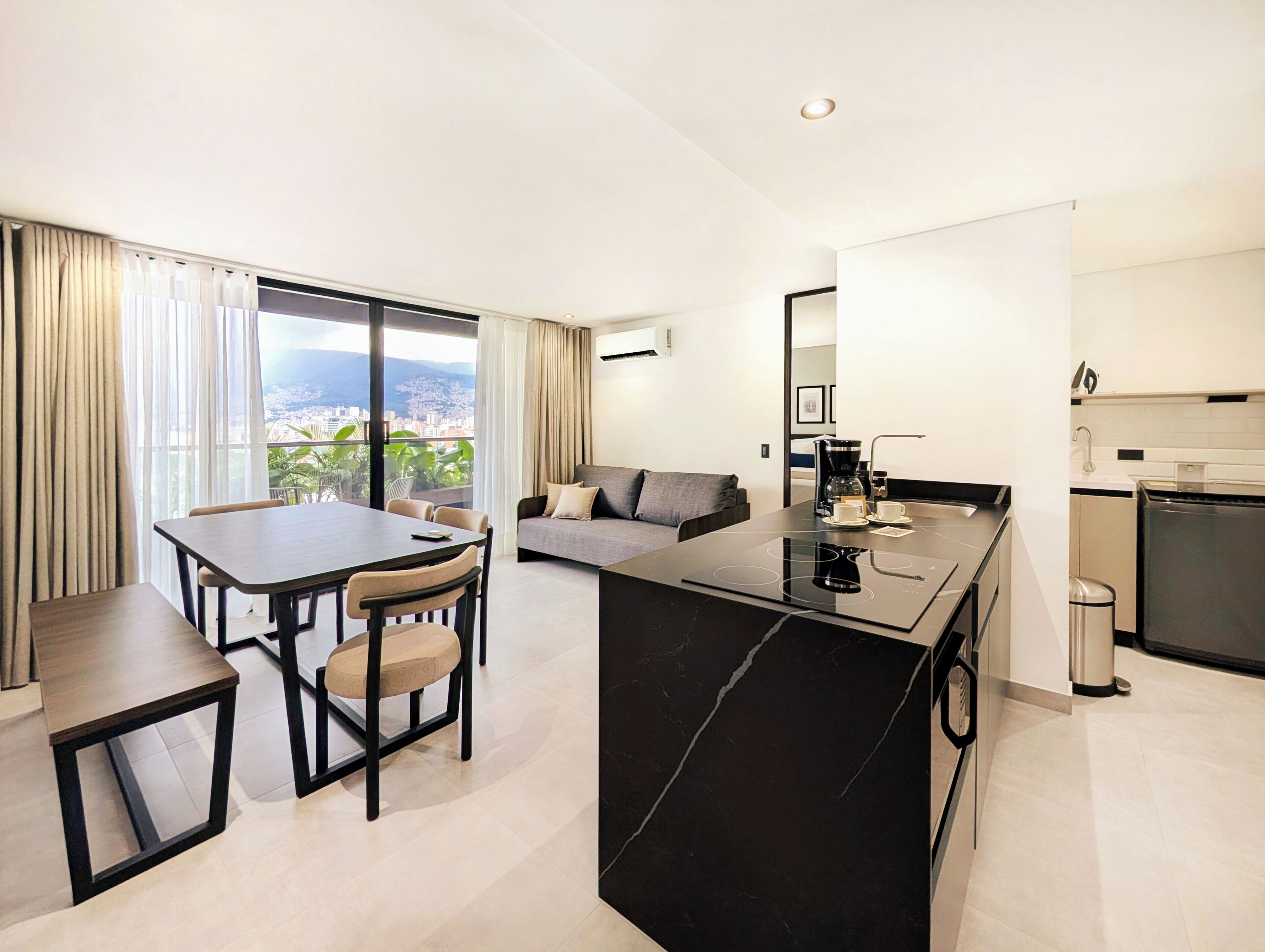 Caja de seguridad en la habitación, escritorio y cortinas blackout 