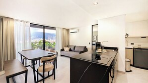 Phòng Suite dành cho gia đình, ban công | Bộ đồ giường cao cấp, chăn bông, két bảo mật tại phòng, bàn 