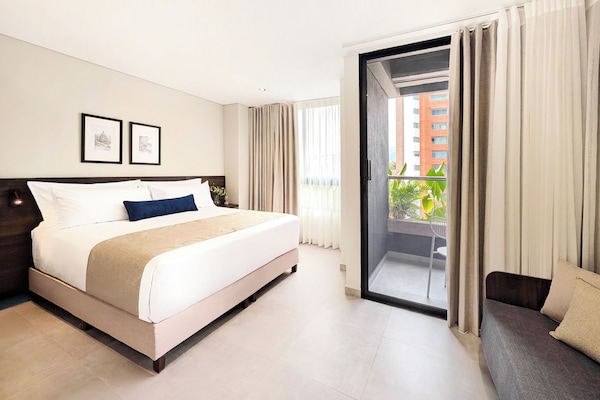 Caja de seguridad en la habitación, escritorio y cortinas blackout