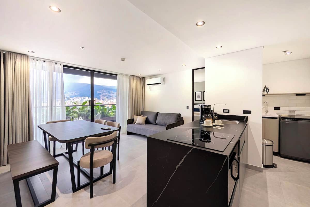 Suite familiar, balcón | Caja de seguridad en la habitación, escritorio y cortinas blackout