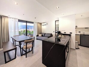 Suite familiar, balcón | Caja de seguridad en la habitación, escritorio y cortinas blackout 