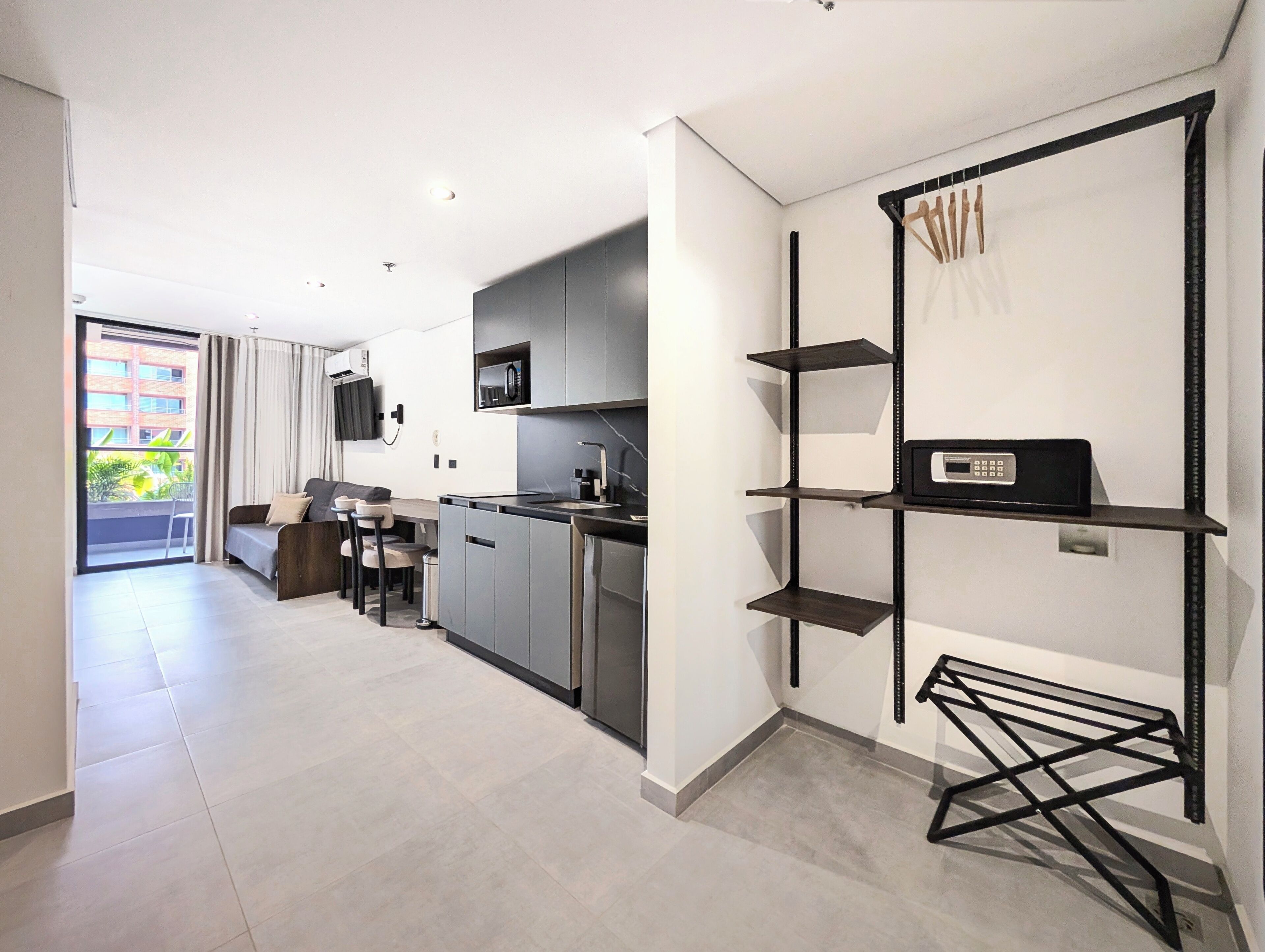 Suite Standard, balcon | Coffres-forts dans les chambres, bureau, rideaux occultants