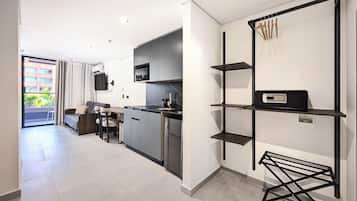 Caja de seguridad en la habitaciĂłn, escritorio y cortinas blackout