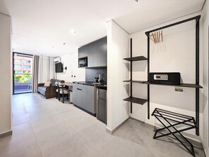 Suite estándar, balcón | Caja de seguridad en la habitación, escritorio y cortinas blackout 