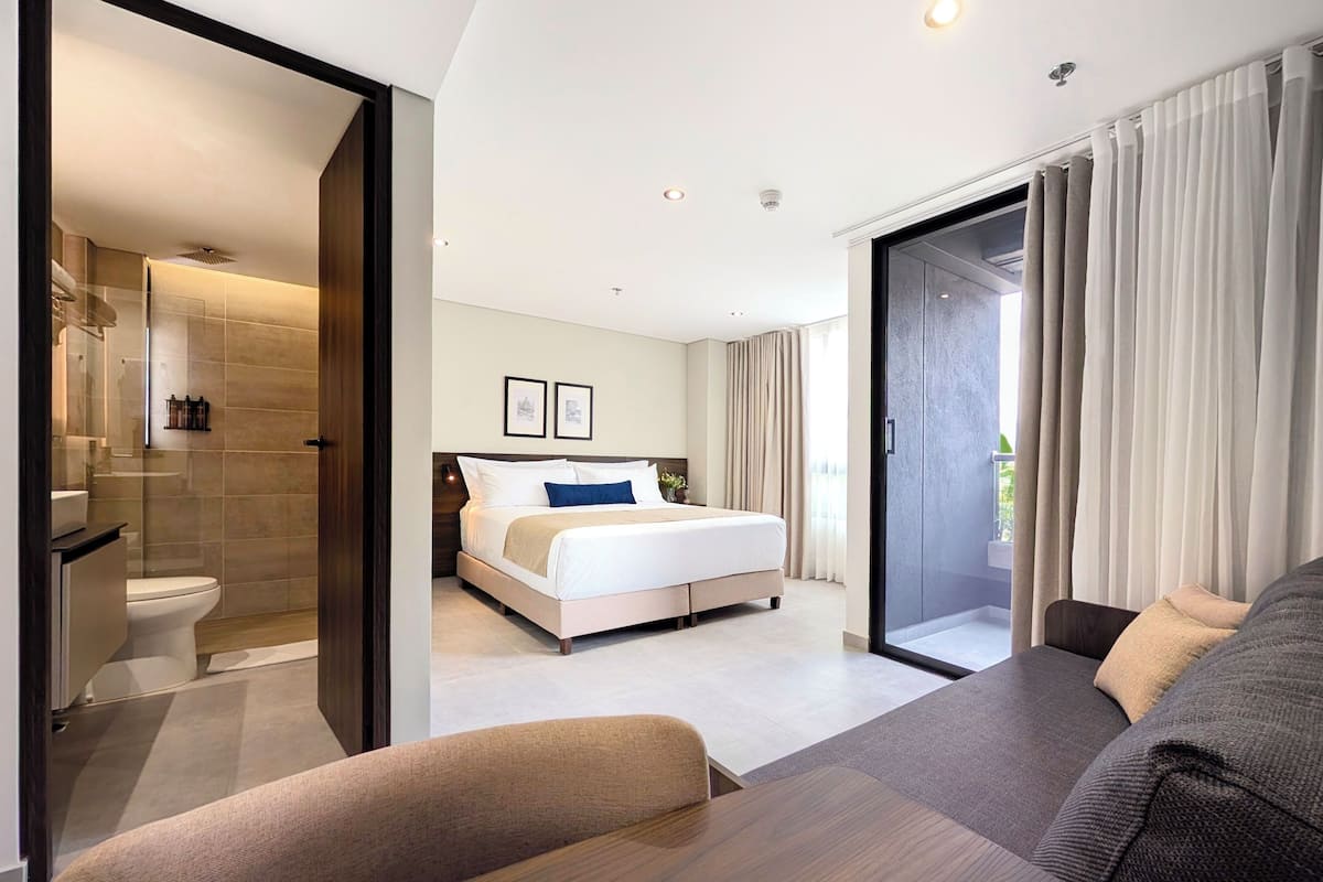 Suite estándar, balcón | Caja de seguridad en la habitación, escritorio y cortinas blackout