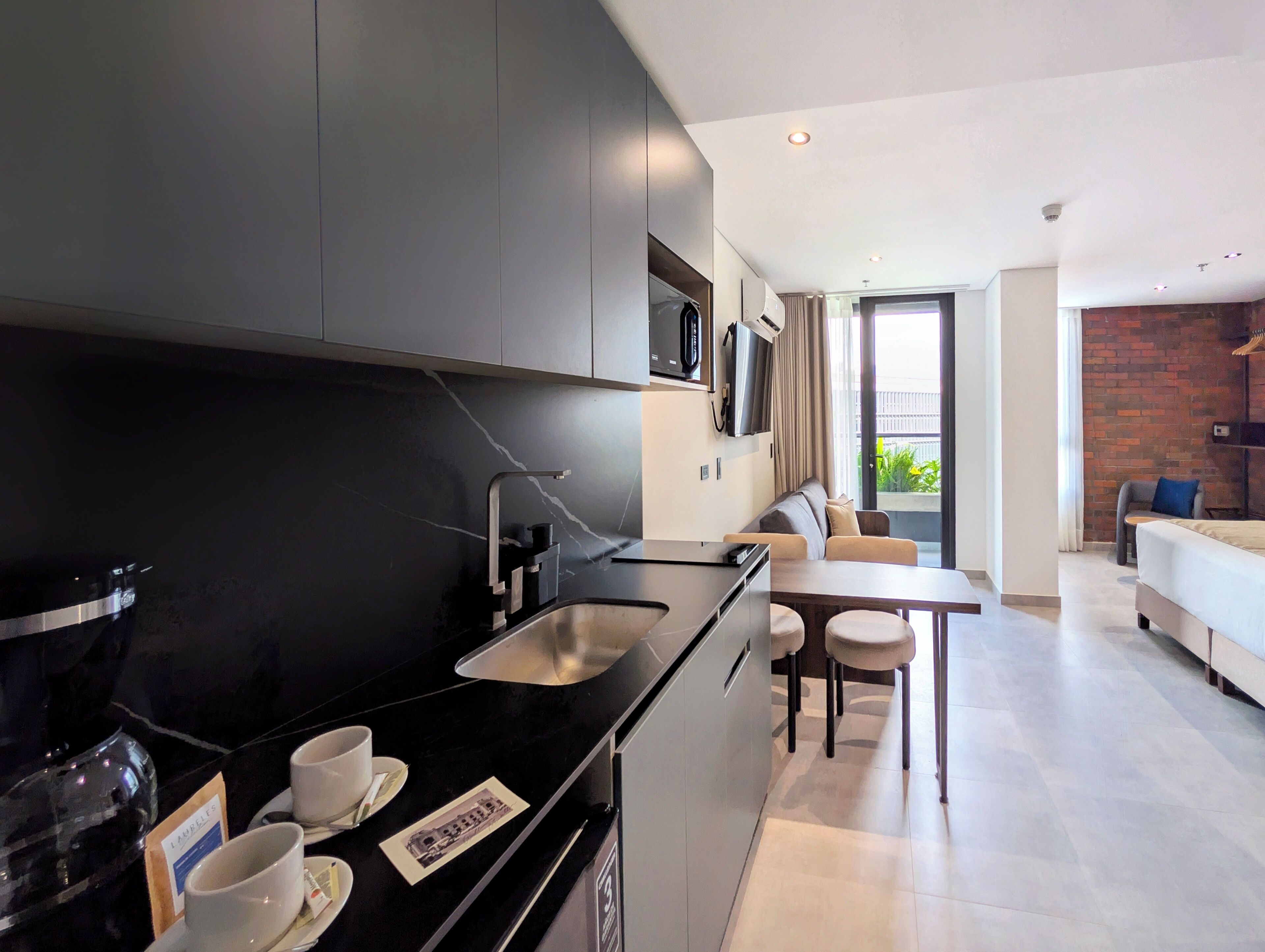 Suite Deluxe, balcón | Caja de seguridad en la habitación, escritorio y cortinas blackout 