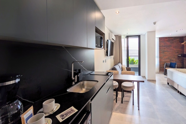 Suíte luxo, sacada | Cofres nos quartos, escrivaninha, cortinas blackout