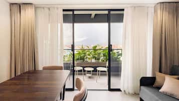 Familiesuite, balkong | Safe på rommet, skrivebord, blendingsgardiner og strykejern/-brett