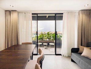 Suíte família, sacada | Cofres nos quartos, escrivaninha, cortinas blackout