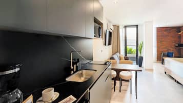 Suite – standard, balkong | Eget kjøkken | Minikjøleskap, mikrobølgeovn, kokeplater og kjøkkenutstyr