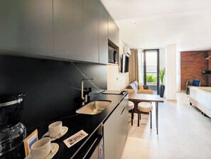 Suíte standard, sacada | Cozinha privada | Frigobar, micro-ondas, cooktop, talheres/pratos/utensílios de cozinha