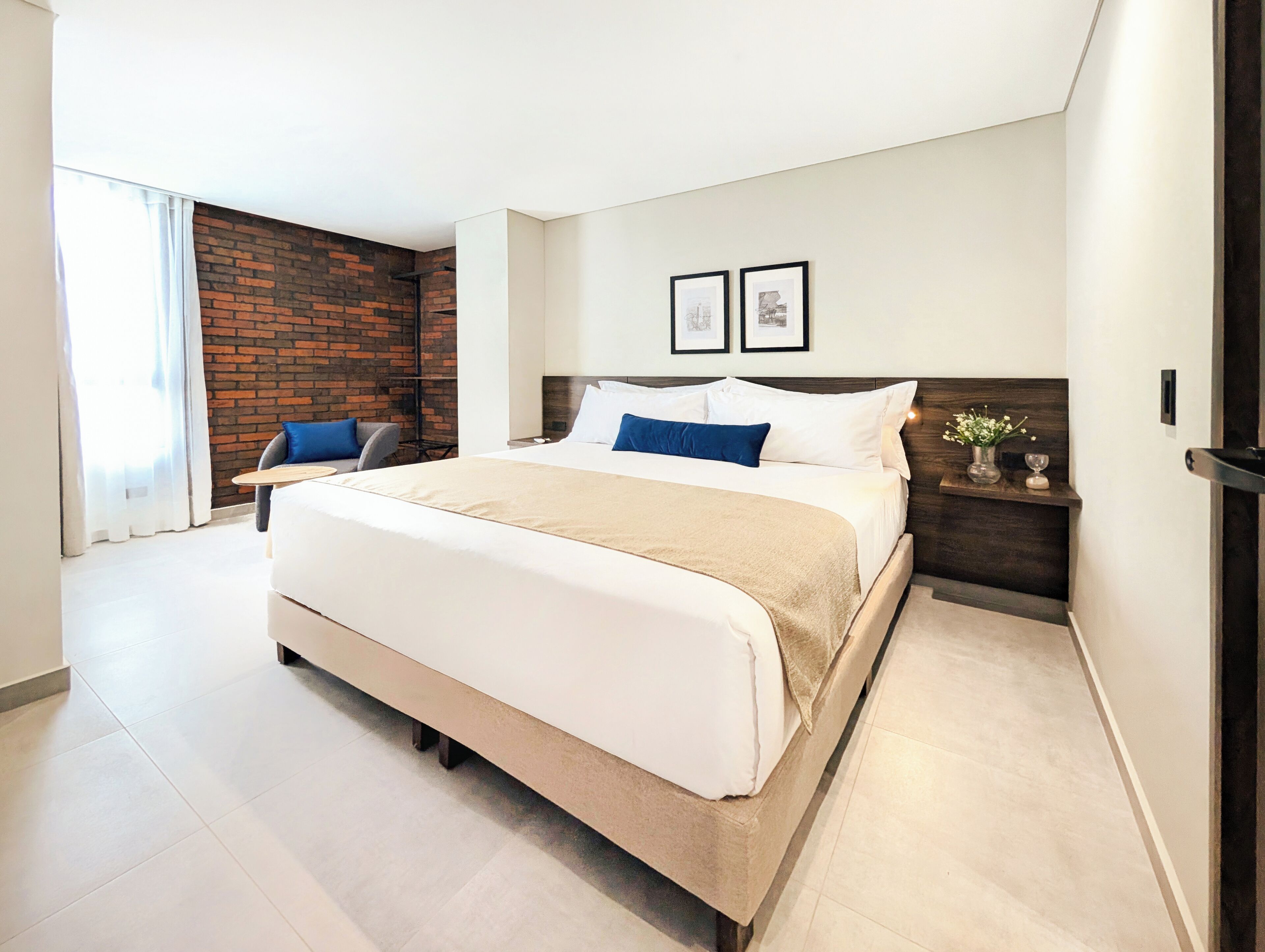 Caja de seguridad en la habitación, escritorio y cortinas blackout 