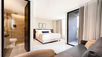 Suite – deluxe, balkong | Safe på rommet, skrivebord, blendingsgardiner og strykejern/-brett