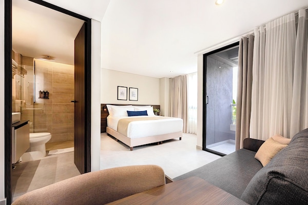 Suite Deluxe, balcón | Caja de seguridad en la habitación, escritorio y cortinas blackout