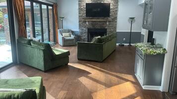 Télévision, cheminée