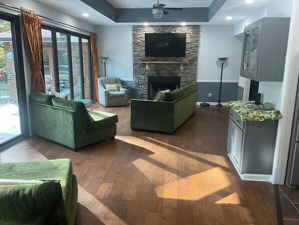 TV, fireplace