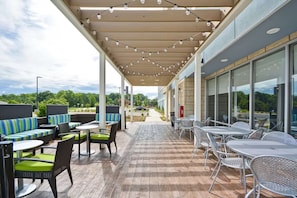 تناول الطعام بالخارج