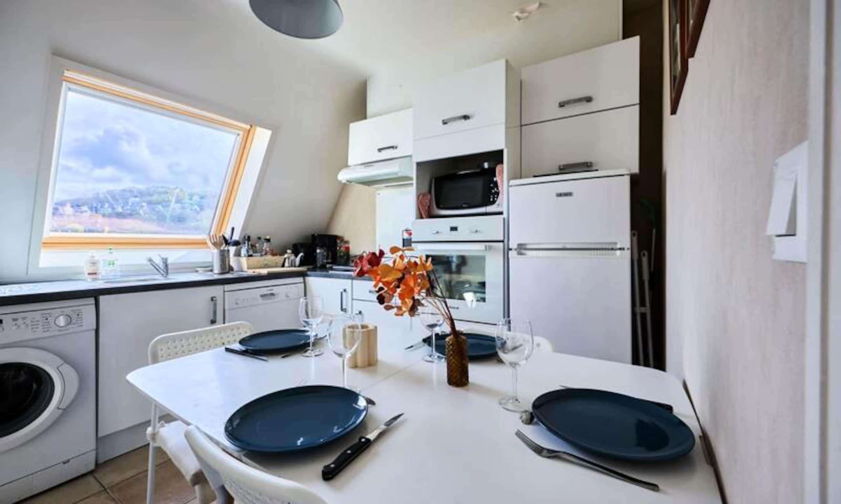 Lemari es, microwave, oven, dan mesin pencuci piring