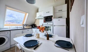 Lemari es, microwave, oven, dan mesin pencuci piring