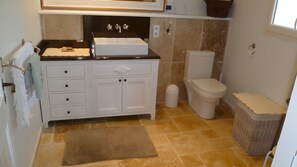 Douche, serviettes fournies