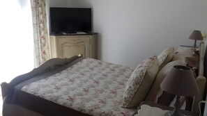 2 عدّة غرف نوم ومكواة/لوح كي وواي فاي وملاءات أسرّة