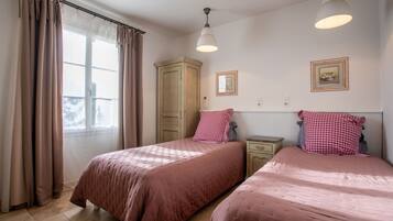 2 chambres, fer et planche à repasser, Wi-Fi, draps fournis