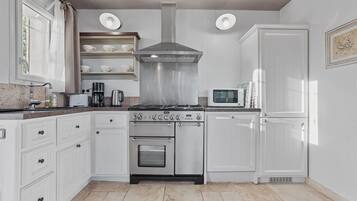 Een koelkast, een microgolfoven, een oven, een kookplaat