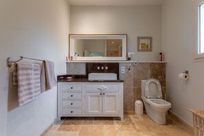 Douche, séchoir à cheveux, serviettes fournies