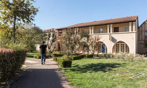 House in Monflanquin by Scenic Lake