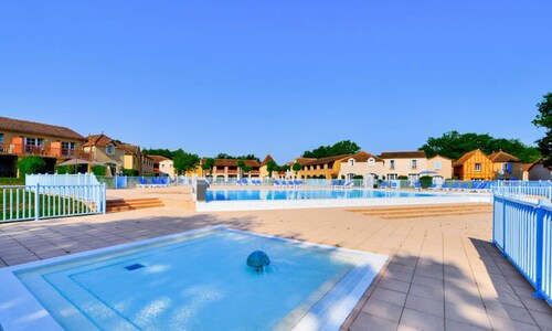 House in Monflanquin by Scenic Lake