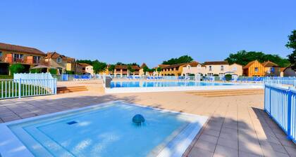 House in Monflanquin by Scenic Lake